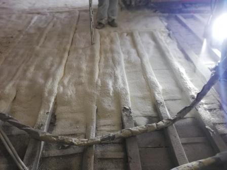 Sol en mousse de polyuréthane pulvérisée