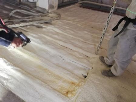 Sol en mousse de polyuréthane pulvérisée