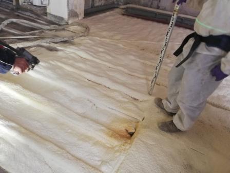 Sol en mousse de polyuréthane pulvérisée