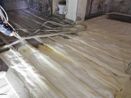 Sol en mousse de polyuréthane pulvérisée