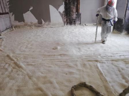 Sol en mousse de polyuréthane pulvérisée